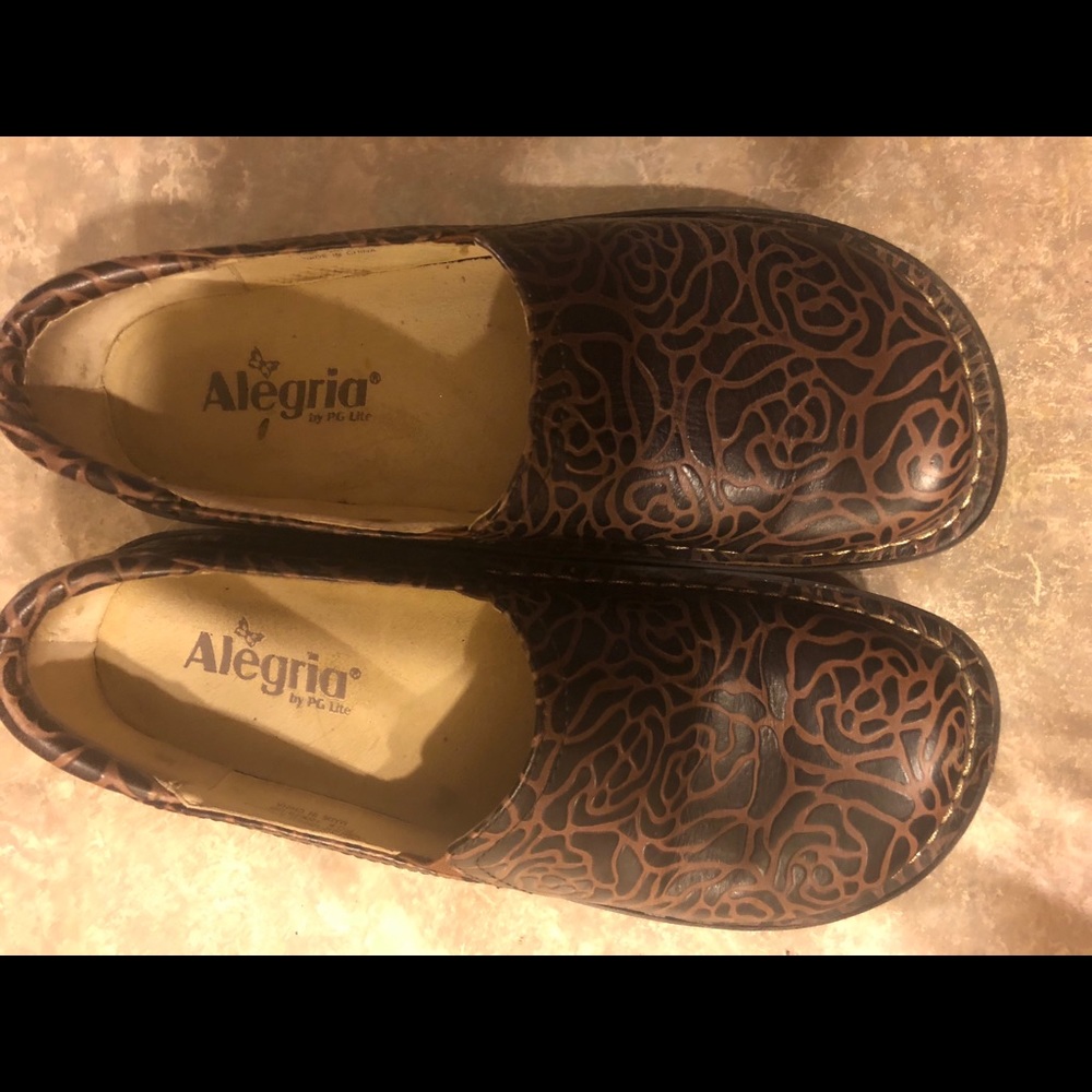 Alegria brown floral pattern 38